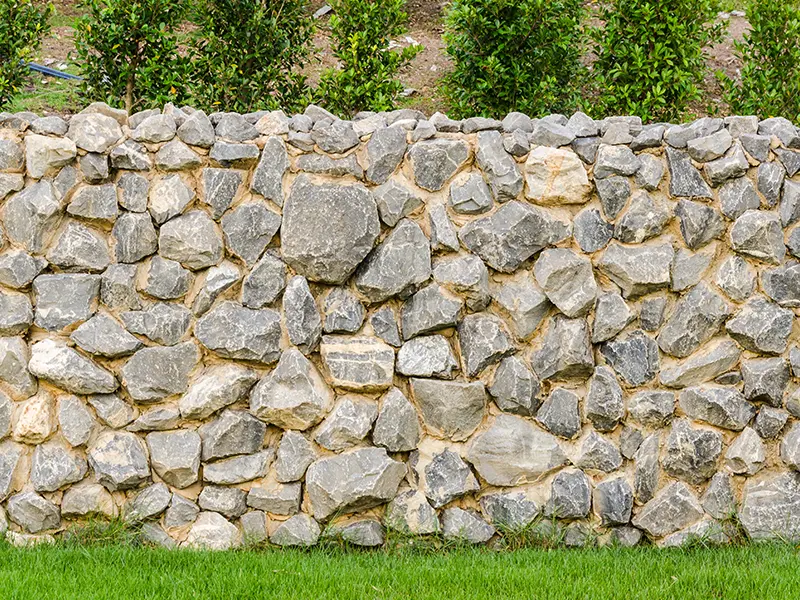 Steinmauer von der Seite