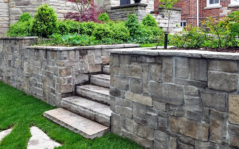 Steinmauer in Garten