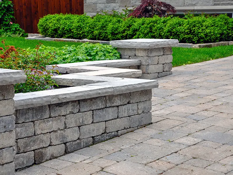 Steinmauer im Garten